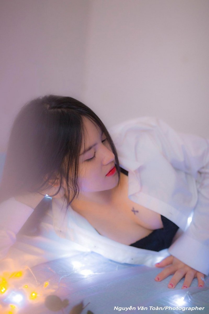 Ở tuổi 18, Khánh Chi gây sốt bởi gương mặt xinh xắn, vóc dáng nóng bỏng.