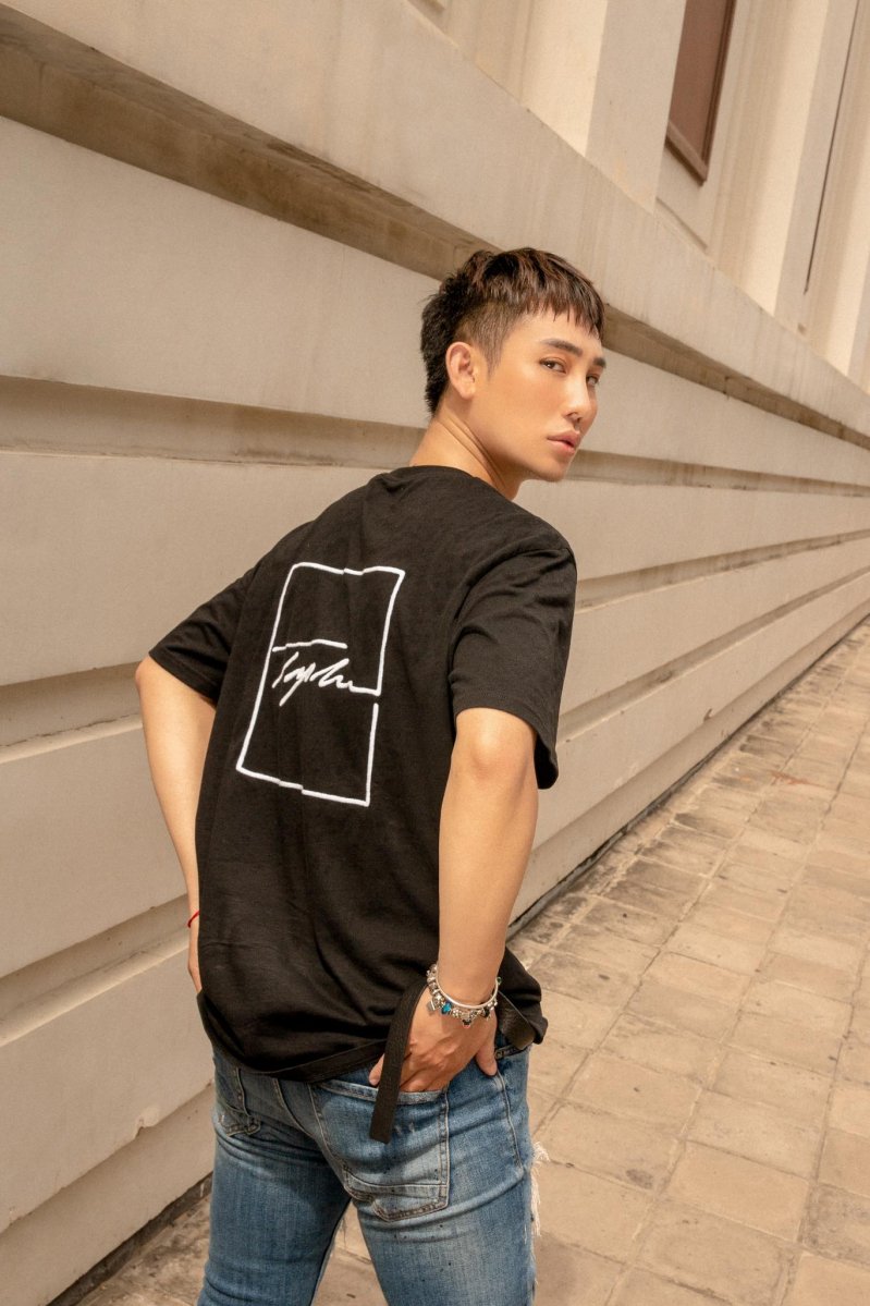 Trong một outfit khác, kiện tướng dancesport Huỳnh Huy lựa chọn item đơn giản là áo thun và và jeans slimfit.