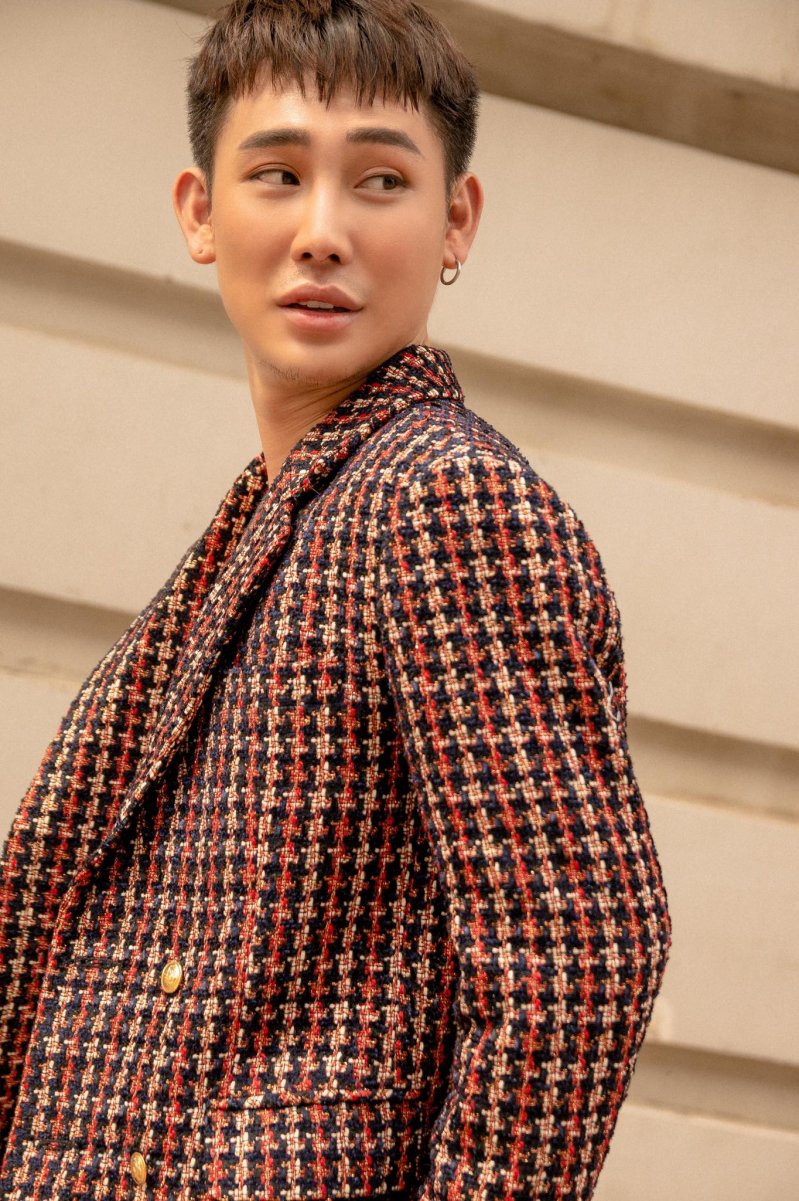 Dưới cái nắng hơn 30 độ, kiện tướng dancesport Huỳnh Huy vẫn vô cùng thần thái trong set blazer với gam màu nóng.