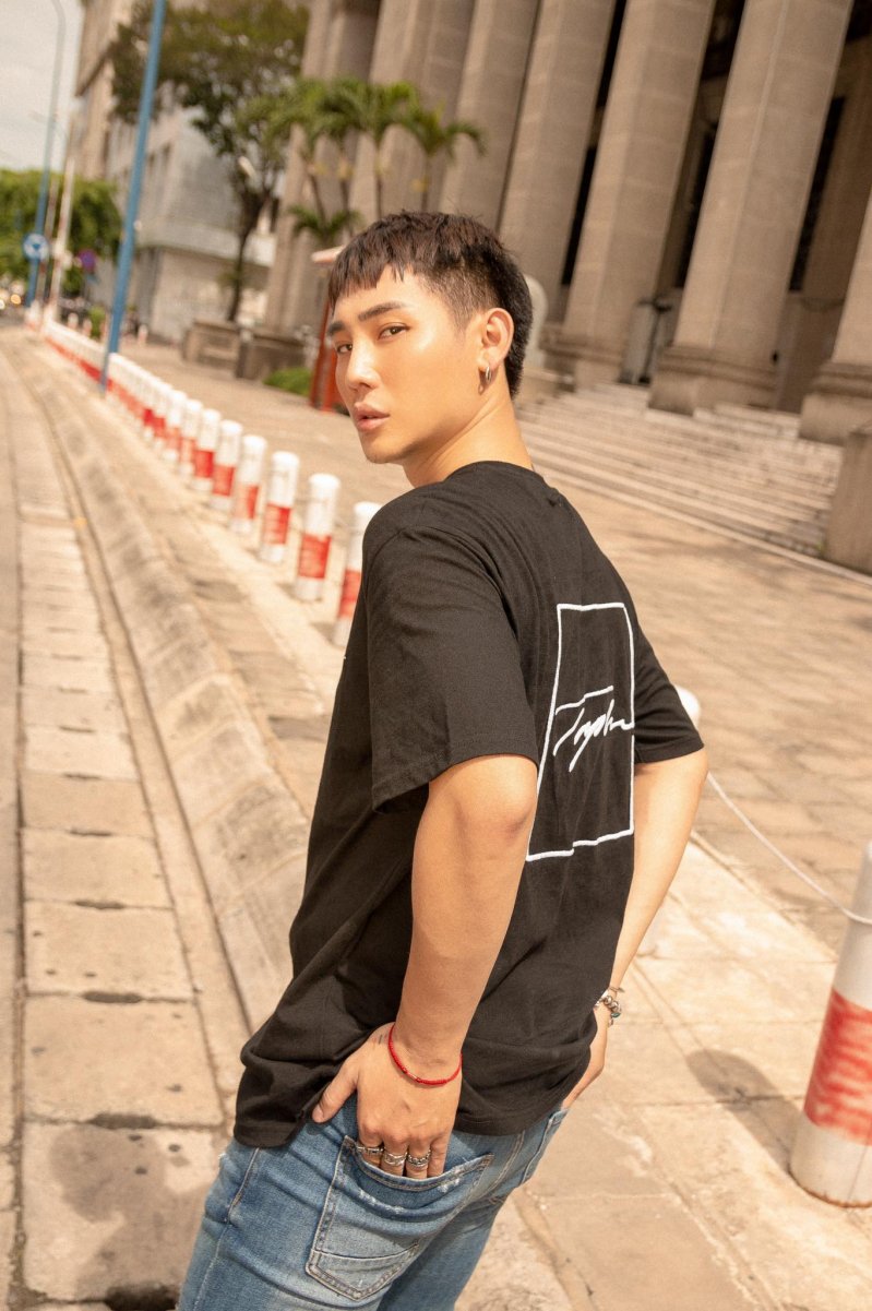 Kiện tướng dancesport Huỳnh Huy thường chọn trang phục gam màu trung tính để tạo vẻ trẻ trung, tôn vóc dáng.