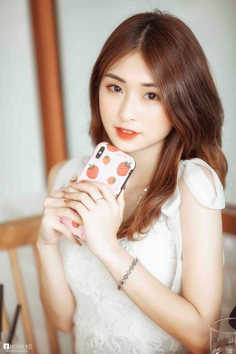 Hiện tại, Ngọc Huyền đang sinh sống và làm việc tại Hà Nội.