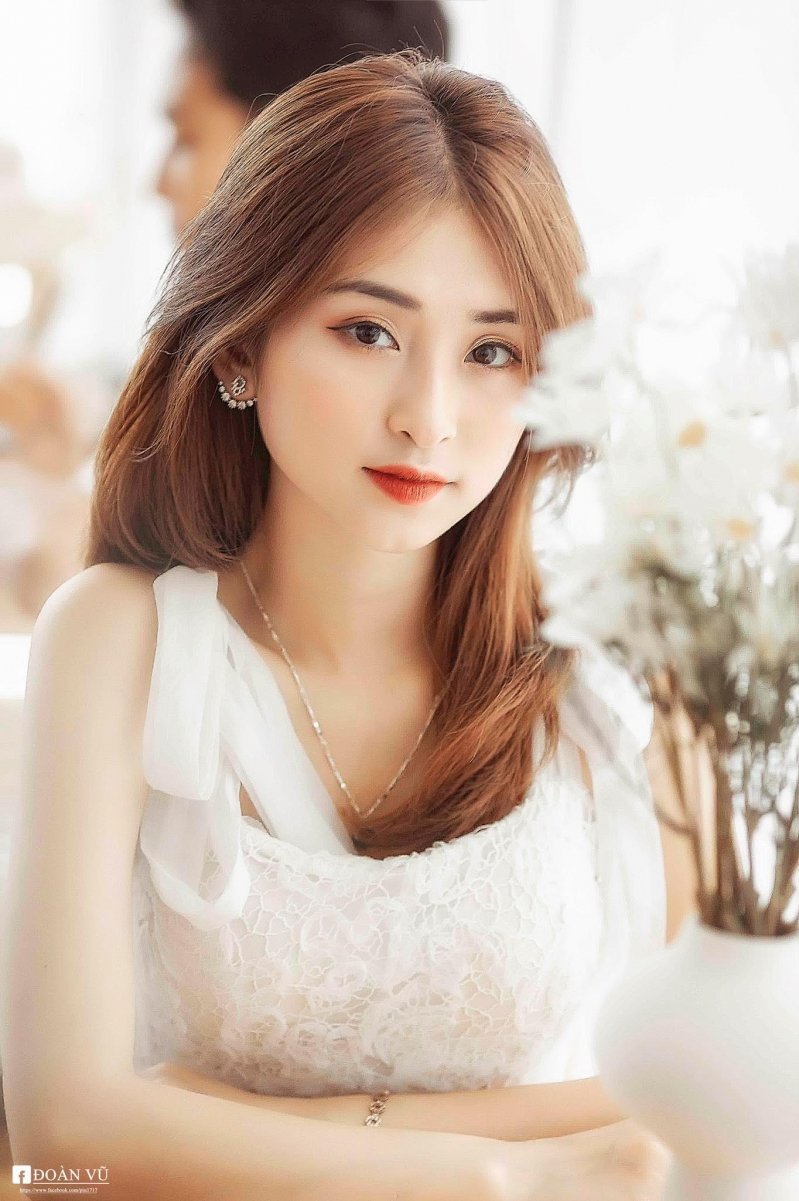 Cô nàng được chú ý với vẻ đẹp trong sáng, gương mặt thanh tú, ánh mắt trong veo.