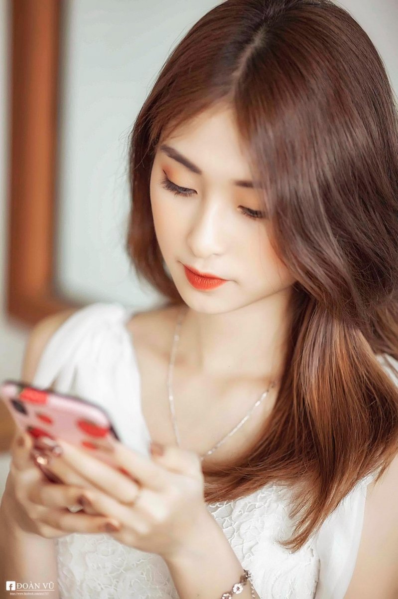 Những bộ ảnh của Ngọc Huyền đều mang phong cách ngọt ngào tựa nàng thơ khiến người xem dễ cảm nắng.