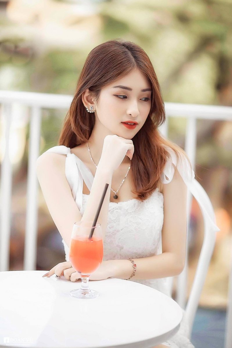Là gương mặt tiêu biểu cho vẻ đẹp thanh tú cùng tính cách hòa đồng, Ngọc Huyền luôn chiếm được lòng mọi người từ sự dễ thương và gần gũi.