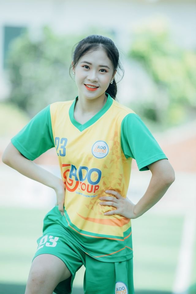 Sở hữu gương mặt xinh xắn, nụ cười tỏa nắng cùng ánh mắt biết nói, mỗi khi Đỗ Hà Phương xuất hiện trên sân cỏ luôn nhận được sự quan tâm, cổ vũ của người hâm mộ.