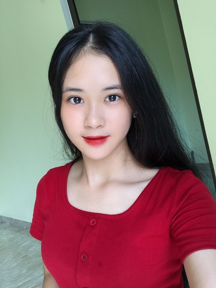 Ngoài đời, Đỗ Hà Phương theo đuổi phong cách dịu dàng, nữ tính.