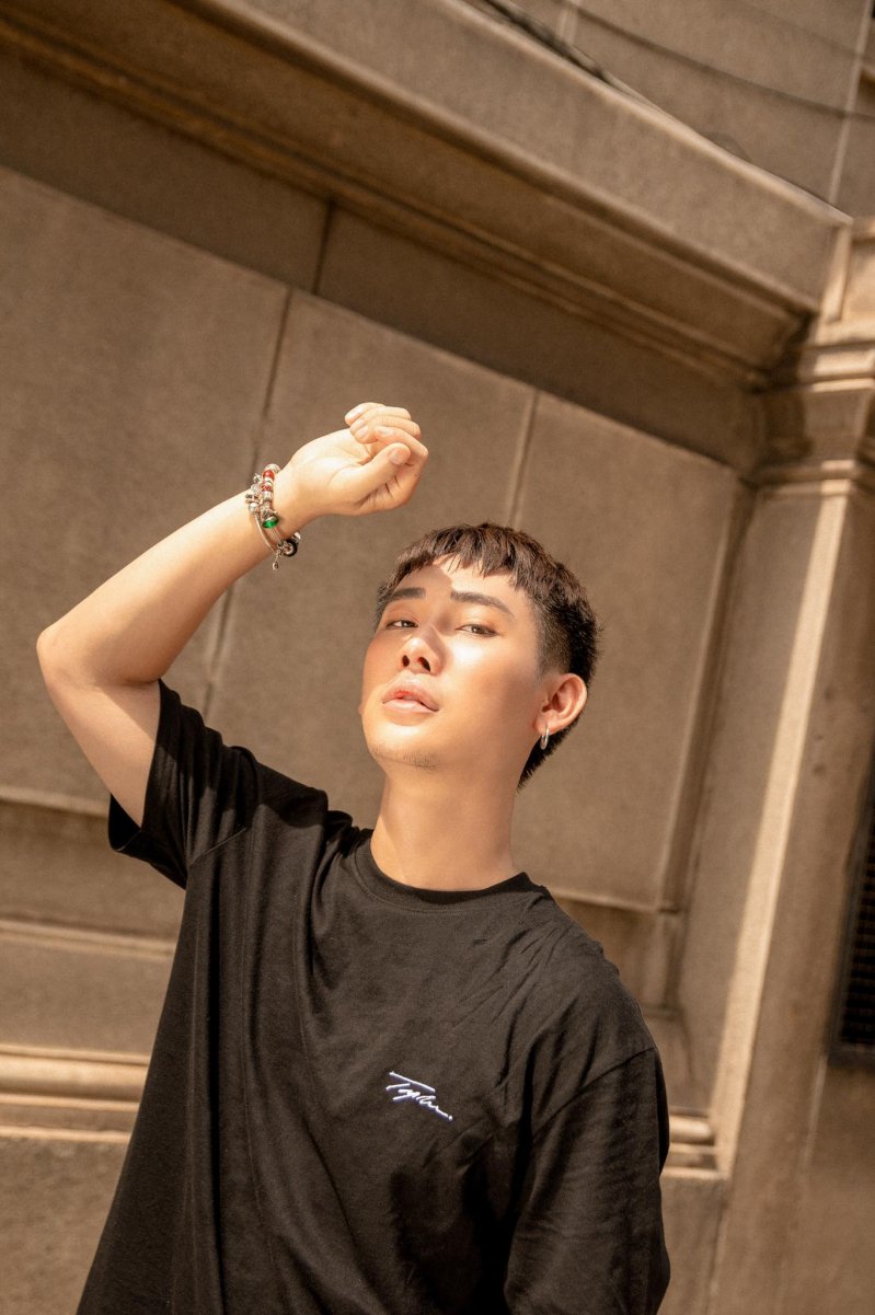 Những phụ kiện hoa tai, lắc tay, nhẫn cũng được kiện tướng dancesport Huỳnh Huy khéo léo lựa chọn để làm điểm nhấn, thêm phần ấn tượng cho bộ trang phục.