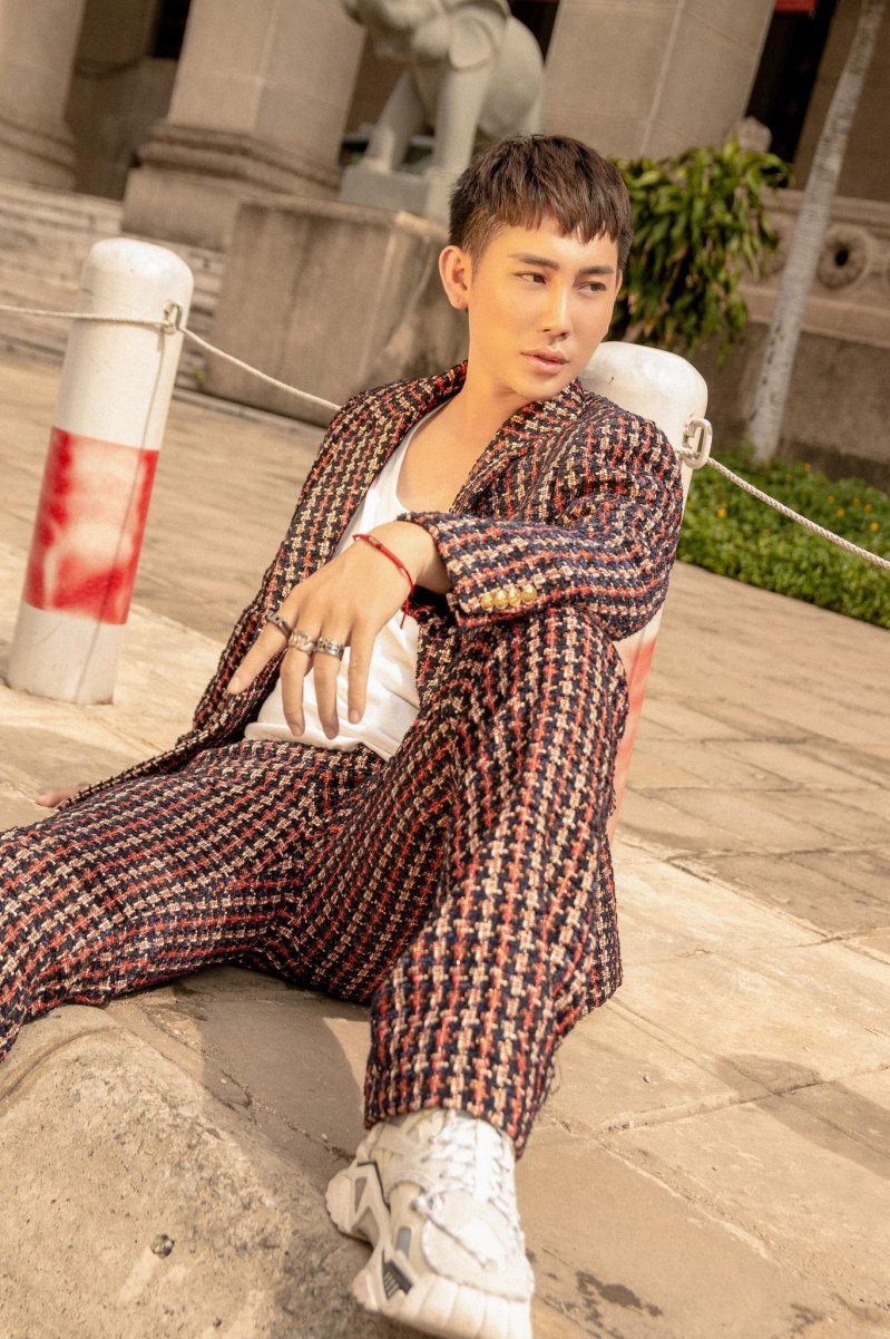 Diện set blazer, kiện tướng dancesport Huỳnh Huy lựa chọn giày sneaker để thêm phần trẻ trung, năng động.