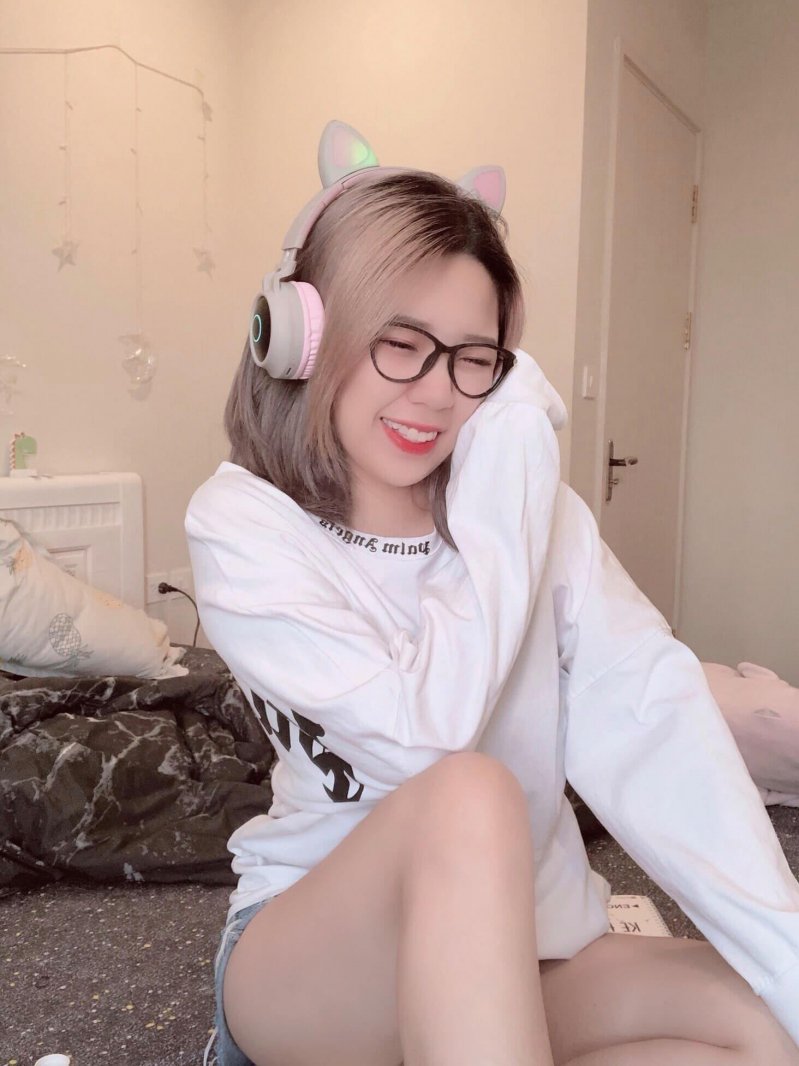 Không chỉ trên trang cá nhân, Vân Nguyễn còn được chú ý khắp các fanpage lớn từ những bình luận chất lừ thu hút sự quan tâm của cộng đồng mạng.