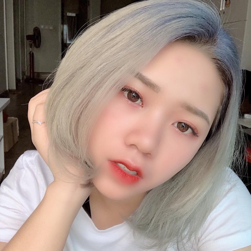 Trên trang cá nhân của mình, mỗi bức ảnh Vân Nguyễn đăng tải đều kèm theo một caption 