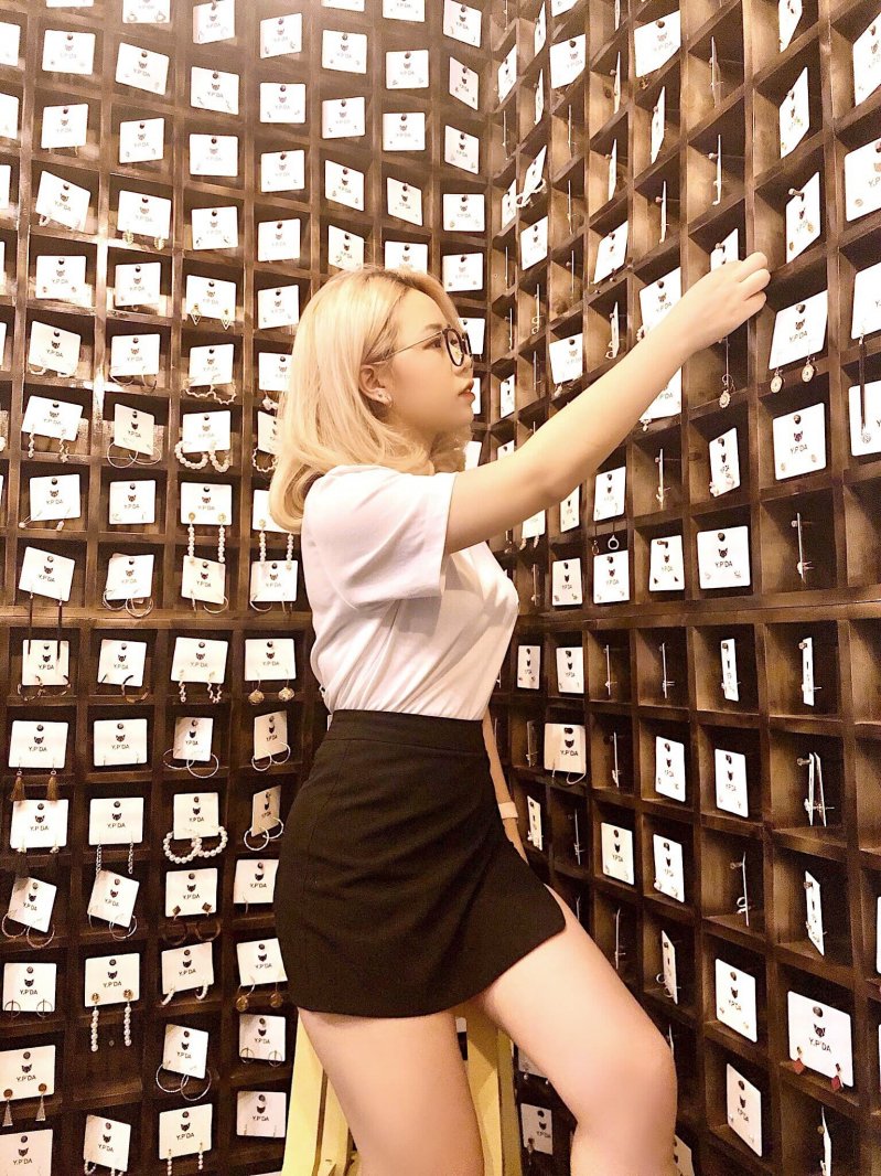 Sở hữu những màu tóc thời thượng không chỉ giúp Vân Nguyên luôn được F5 hình ảnh trong mắt người hâm mộ, nhan sắc của cô nàng ngày càng lên hương sau mỗi lần đổi kiểu tóc.