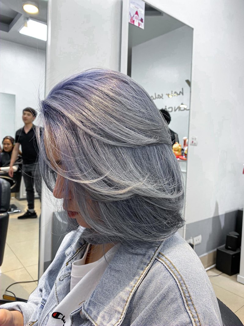 Vân Nguyễn cũng là một cô nàng được khen ngợi là khá chịu chơi khi thường xuyên thay đổi màu tóc để làm mới bản thân. Cô nàng đã trải nghiệm rất nhiều màu tóc mang tính thời trang cao như: hồng, tím, xanh khói,...