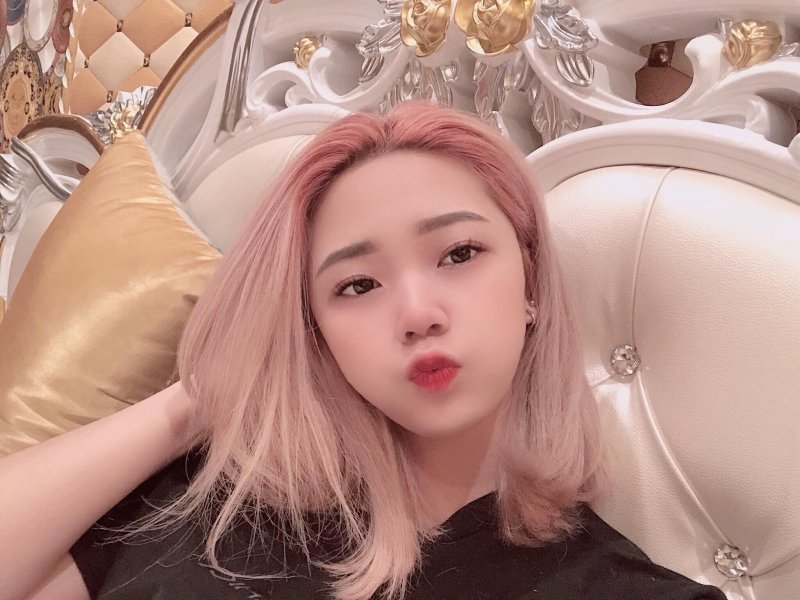 Có thể nói, cứ màu tóc nào mới hot là cô nàng liền bắt trend ngay.