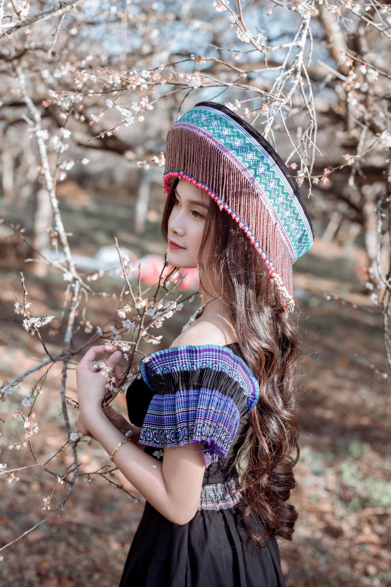 Hà Cẩm Nhi từng gây ấn tượng trong các cuộc thi về âm nhạc như Tìm kiếm tài năng trẻ Mộc Châu, Giai điệu tuổi hồng tỉnh Sơn La. Bằng giọng hát ngọt ngào, tự nhiên đầy cảm xúc, Hà Cẩm Nhi đã đạt nhiều giải thưởng cao từ cấp huyện đến cấp tỉnh.