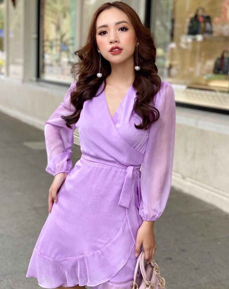 Không chỉ hoàn thành tốt vai trò biên đạo múa, Linh Chi còn là gương mặt đắt show chụp hình cho các studio. Những đường nét khả ái, thần thái vô cùng cuốn hút và kĩ năng tạo dáng chuyên nghiệp giúp những bức hình của Linh Chi luôn khiến người xem phải trầm trồ.