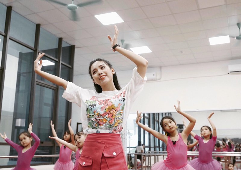 Bên cạnh đó, Linh Chi còn trực tiếp đứng lớp một trung tâm nghệ thuật chuyên về đào tạo kĩ năng và MC nhí do chính cô sáng lập.