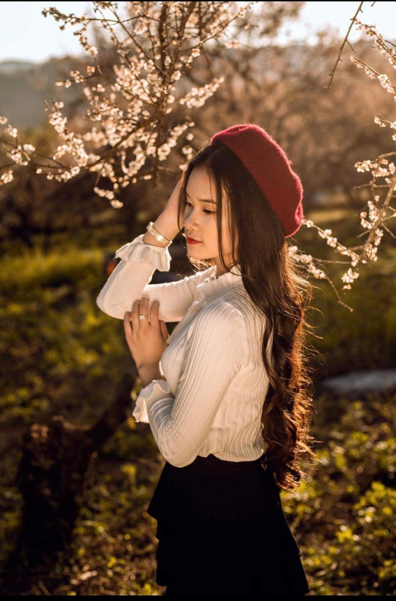 Sinh ra và lớn lên ở Tây Bắc nên Cẩm Nhi sở hữu làn da trắng hồng, gương mặt thanh thoát, vẻ đẹp của cô được ví như đóa hoa ban trắng thuần khiết đang nở rộ.