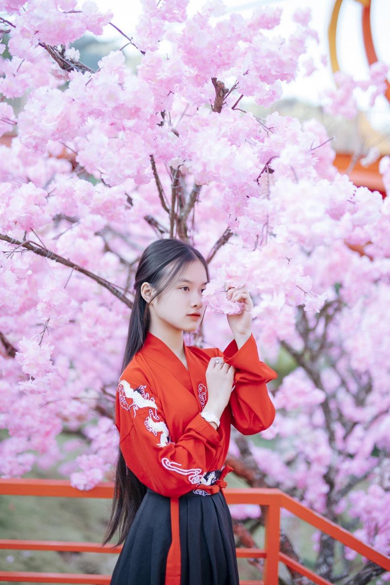 “Mình muốn được khoác trên mình bộ áo lính của Quân đội Việt Nam và đem tiếng hát của quê hương đến với mọi người”. Hà Cẩm Nhi chia sẻ.