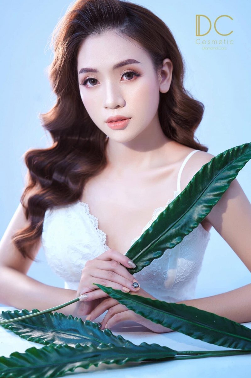 Có thể nói, ở tuổi 23, Linh Chi sở hữu quá nhiều thứ mà phụ nữ trẻ mơ ước. Nhan sắc xinh đẹp, tài năng, được làm công việc mình yêu thích với thu nhập ổn định.