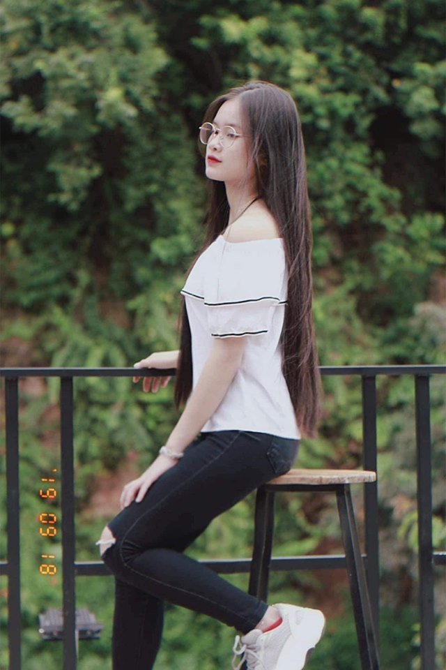 Hà Cẩm Nhi còn sở hữu mái tóc đen, dài óng ả. Đối với Cẩm Nhi, mái tóc dài có ý nghĩa đặc biệt vì đó là nét đẹp riêng của người dân tộc Thái. Gắn bó với mái tóc dài được 16 năm nên cô nàng rất quý trọng. 10x Tây Bắc nói: “Mình giữ mái tóc dài như vậy vì từ nhỏ, bà mình đã dặn dò phải giữ tóc dài, vì thế nên mình luôn nuôi nấng và giữ kiểu tóc đen, dài truyền thống”.