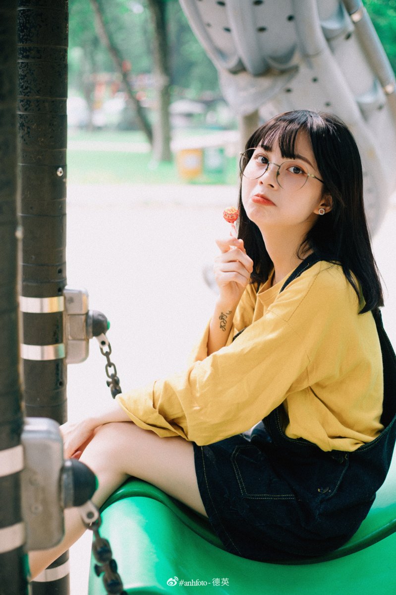 Sau khi học xong, Linh Chi sẽ học thêm về thiết kế thời trang để theo đuổi ước mơ trở thành nhà thiết kế váy cưới. Cô nàng tâm sự: 