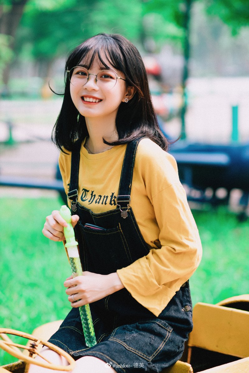 Nhìn nụ cười tươi tắn tràn đầy sức sống của Linh Chi, ít ai biết rằng cô gái nhỏ nhắn ấy phải từ lập từ nhỏ, do bố mẹ đi làm xa, nên Linh Chi luôn phải cố gắng, mạnh mẽ để vượt qua mọi chuyện trong cuộc sống.