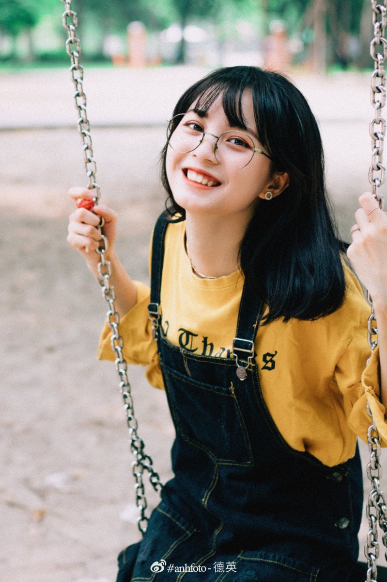 Linh Chi cho biết, thực tế khi theo học ngành Dược cũng có khá nhiều áp lực. Vì thế, cô nàng muốn thực hiện một bộ ảnh với ý tưởng vui vẻ để khi nhìn vào đó, cô nàng sẽ được truyền lại nhiều năng lượng hơn.