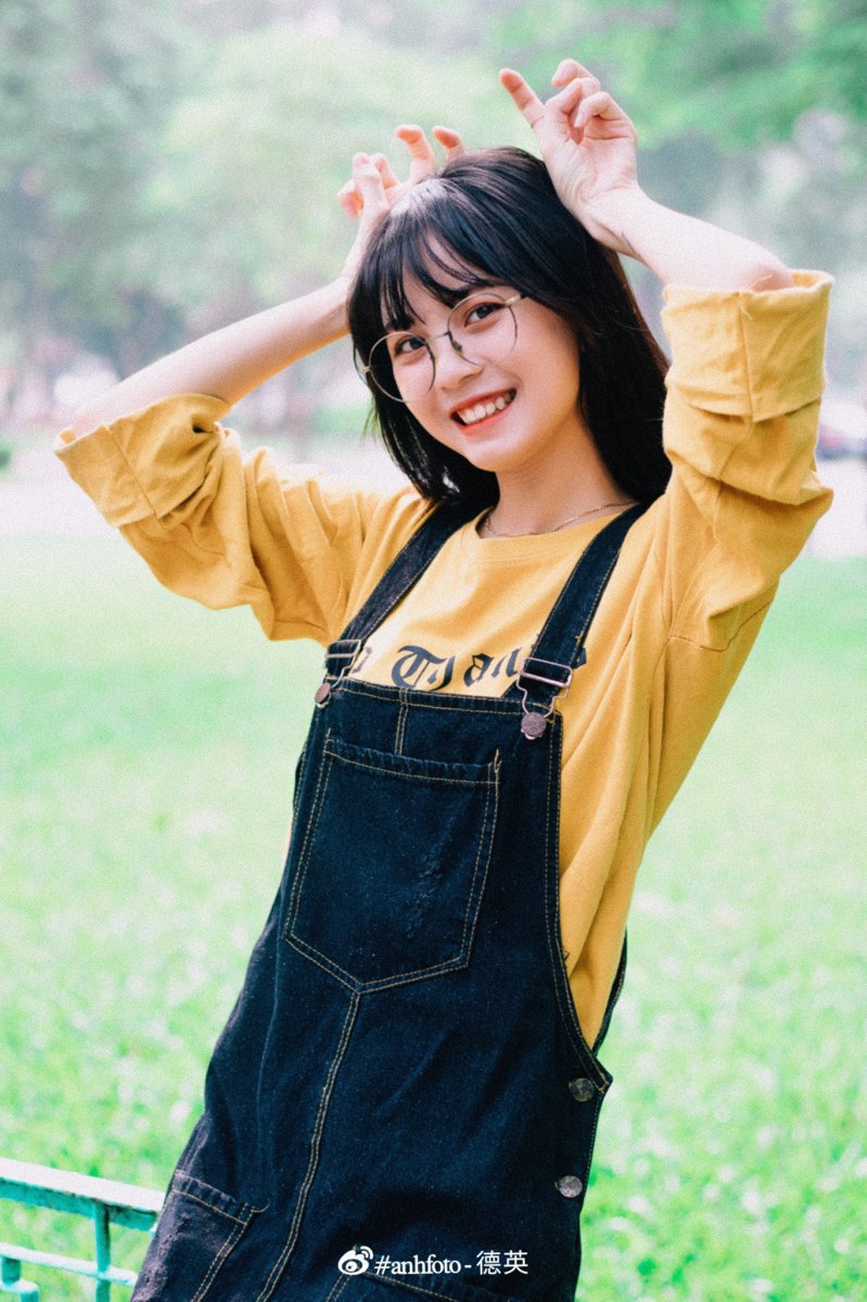 Linh Chi sinh năm 2000 đến từ Sơn La. Mới đây, cô nàng được chú ý qua bộ ảnh khoe vẻ tươi tắn, hồn nhiên của cô gái tuổi 20.
