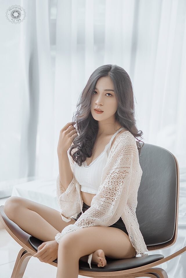 Xinh đẹp, năng động cùng tấm bằng của NEU, vì thế sau khi ra trường, Huyền Phạm được nhận vào làm việc cho một công ty nổi tiếng.
