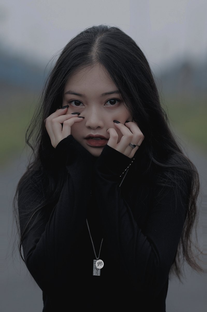 Ngoài đời, Quỳnh Anh là nữ sinh năng động, thường xuyên tham gia các hoạt động văn nghệ trong, ngoài trường và đạt một số giải thưởng trong các cuộc thi văn nghệ.