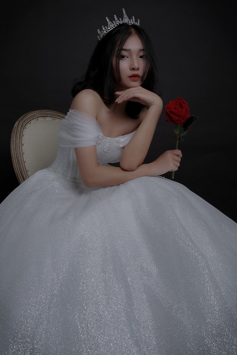 Với lợi thế về ngoại hình, Quỳnh Anh thường nhận lời làm mẫu ảnh những lúc có thời gian rảnh. Vẻ ngoài xinh xắn giúp Quỳnh Anh trở thành một trong những gương mặt mẫu teen được yêu thích.