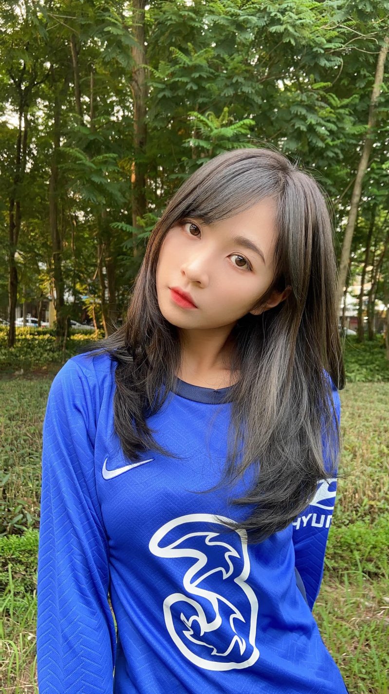 Xinh đẹp, yêu bóng đá lại còn biết đá bóng thì quả thật, Minh Châu đúng là mẫu người yêu mà bất cứ anh chàng nào cũng muốn ở bên cạnh. Bởi cô nàng không chỉ là người yêu mà còn có thể là một người bạn chia sẻ niềm đam mê chung với trái bóng tròn.