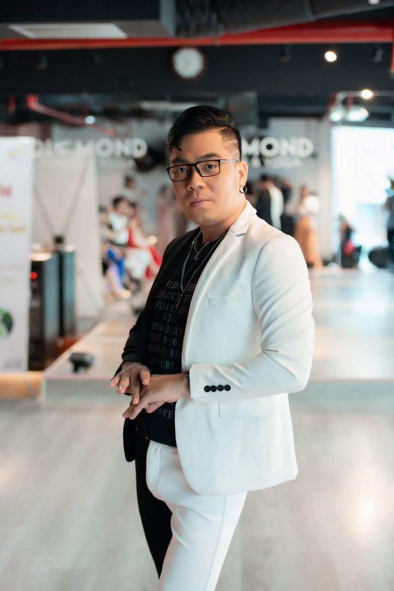 Đạo diễn catwalk Kelbin Phạm đang thị phạm những bước catwalk khi mặc trang phục áo dài.
