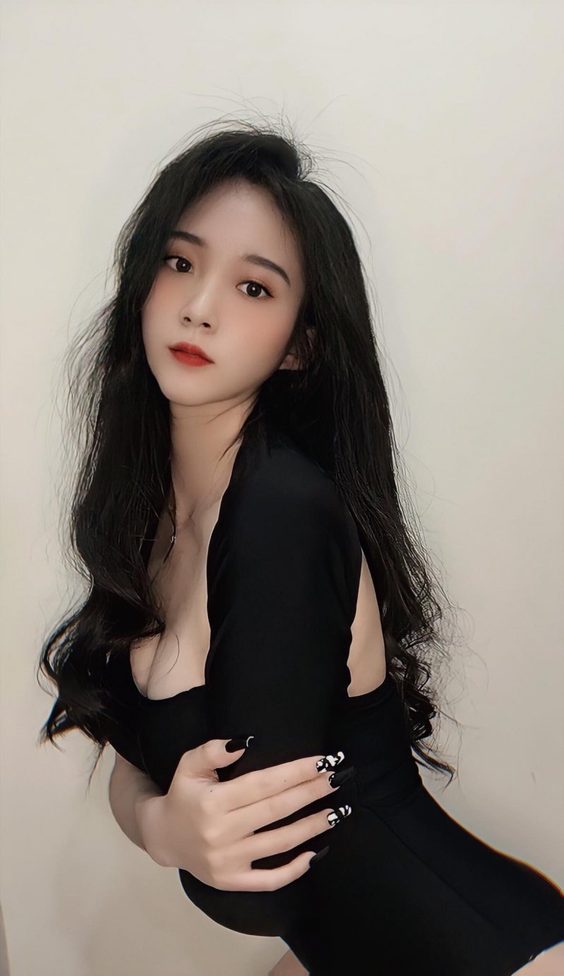 Sở hữu gương mặt xinh đẹp với những đường nét baby như búp bê cùng thân hình quyến rũ, những bức ảnh của Bảo Khuyên khi đăng lên trang cá nhân luôn nhận được tương tác cao và cơn mưa lời khen từ cộng đồng mạng.