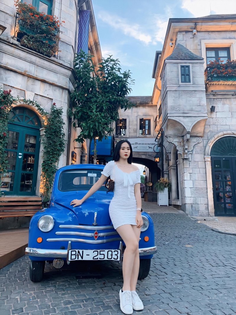 Giống như các bạn nữ cùng trang lứa, Bảo Khuyên có sở thích ăn uống, shopping, du lịch và đặc biệt là chụp ảnh.