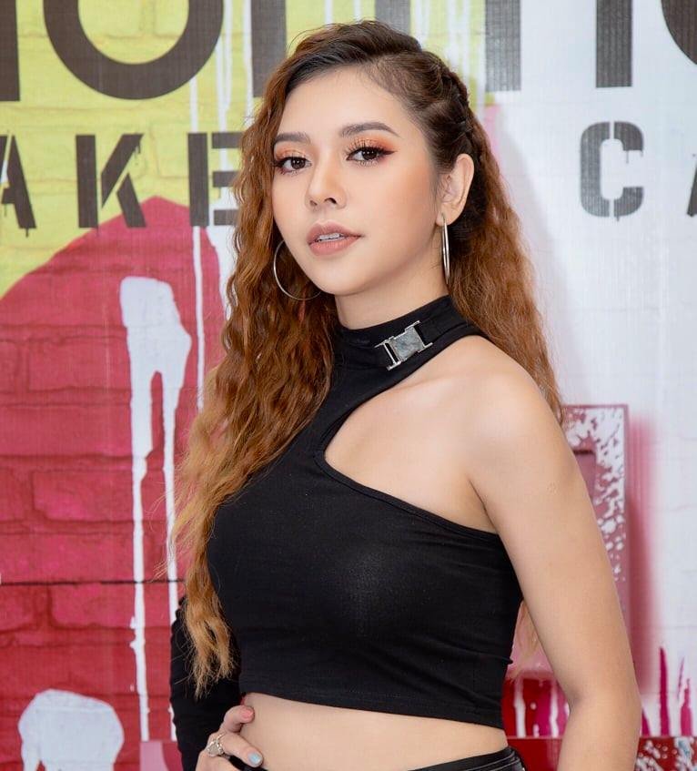 Không chỉ đam mê môn nghệ thuật thứ 7, Hà Bùi còn là một người mẫu và dancer tài năng.