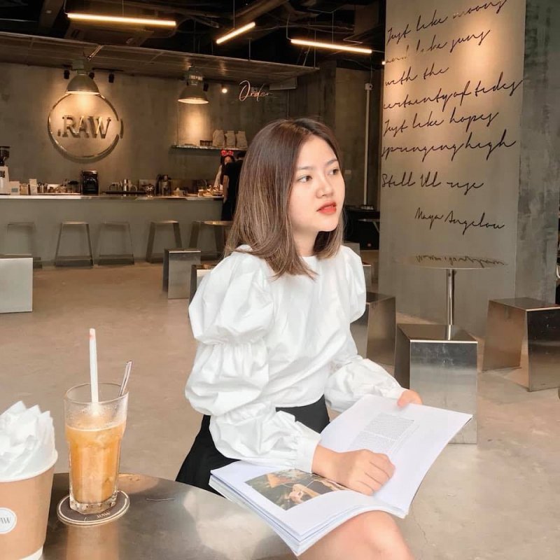 Không chỉ thu hút bởi nhan sắc xinh đẹp, Cao Khánh Huyền còn gây chú ý bởi phong cách thời trang trẻ trung và thần thái sang chảnh.