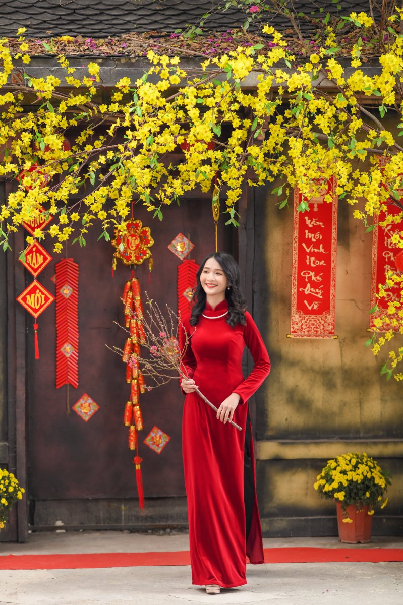 Áo dài đỏ tôn lên vẻ đẹp tươi tắn, tràn đầy sức sống của tuổi thanh xuân.