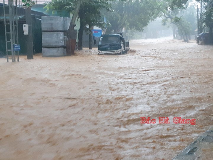 Đường Minh Khai, khu vực trường Nội trú tỉnh Hà Giang bị ngập úng nặng (ảnh: Báo Hà Giang).