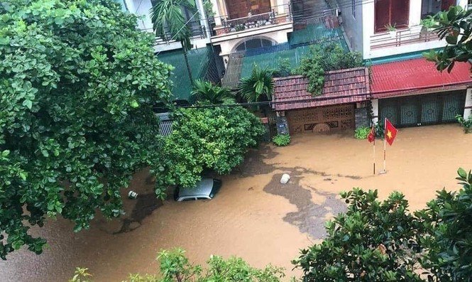 Hàng loạt ngôi nhà bị ngập trong biển nước.