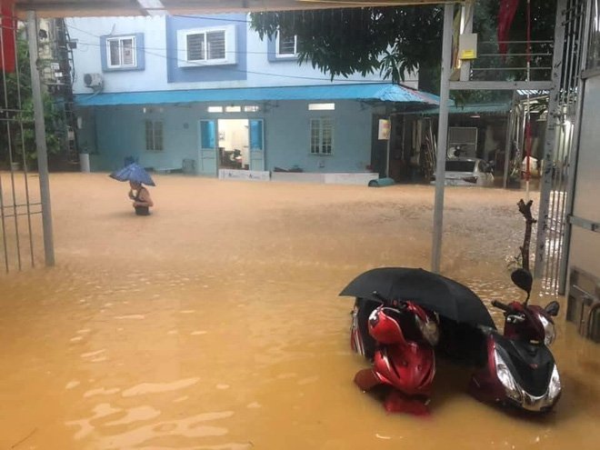 Một số nơi tình trạng nước dâng cao, có thể gây nguy hiểm cho người đi đường.