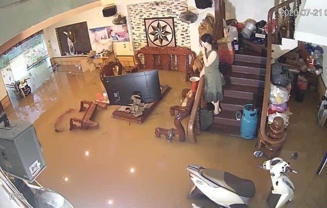 Mưa lớn khiến người dân không kịp trở tay, vật dụng gia đình ngập trong nước. (Ảnh: Báo Tiền Phong)