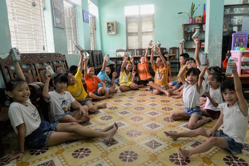 Các em sẽ được uống sữa miễn phí liên tiếp trong 3 tháng nhằm tăng cường chế độ dinh dưỡng, hỗ trợ nâng cao sức khỏe và sức đề kháng. Tại khu vực miền Nam, năm 2020, ngoài Tp.HCM, Quỹ sữa Vươn cao Việt Nam còn hỗ trợ sữa cho trẻ em các tỉnh, thành khác như Bến Tre, Trà Vinh, Tây Ninh, Bạc Liêu…