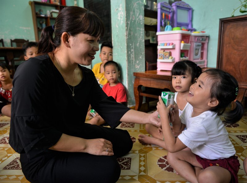 Chị Nguyễn Thị Ánh Thu, một trong những người mẹ nhân hậu ở Làng Thiếu niên Thủ Đức cho biết mỗi em nhỏ ở đây đều có hoàn cảnh, số phận và cuộc đời riêng, nhưng chung quy đều là những đứa trẻ bất hạnh khi vừa mới lọt lòng mẹ. “Các con rất ngoan nhưng luôn thiếu thốn tình thương và cả vật chất. Vì vậy, chúng tôi thật sự cảm ơn chương trình Quỹ sữa Vươn cao Việt Nam đã đến đây, san sẻ yêu thương với các con và mang đến cho các con những ly sữa ngọt ngào”, chị Thu tâm sự.