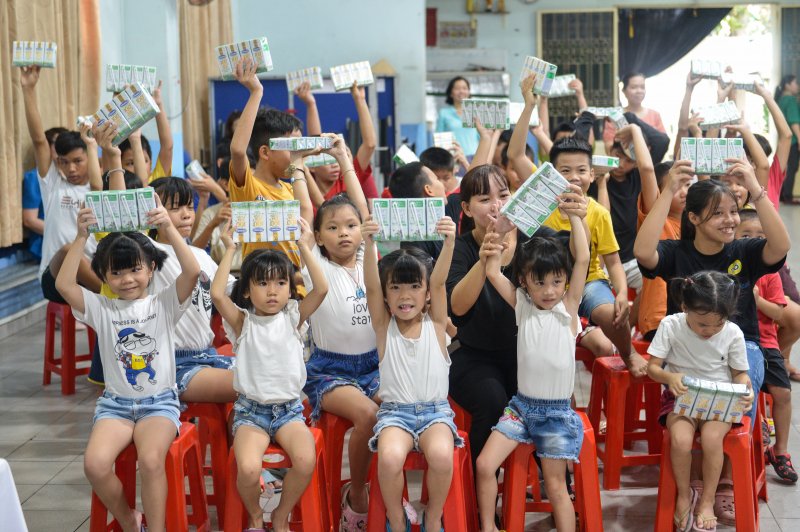 Ông Nguyễn Hữu Tài, Giám đốc Làng Thiếu niên Thủ Đức, chia sẻ: “Trẻ ở Làng được thực hiện đầy đủ chế độ, chính sách, khẩu phần ăn đa dạng, phong phú. Chúng tôi rất vui mừng khi năm nay trẻ đã được Quỹ sữa Vươn cao Việt Nam và công ty Vinamilk hỗ trợ uống sữa, giúp trẻ phát triển hơn về thể chất, nhất là chiều cao, cân nặng. Chúng tôi rất mong Vinamilk và chương trình Quỹ sữa sẽ tiếp tục tạo điều kiện cho trẻ của Làng được tiếp cận với những sản phẩm bổ dưỡng này”. Trong năm 2020, Quỹ sữa Vươn cao Việt Nam và Vinamilk trao tặng 120.500 ly sữa, tương đương khoảng 897 triệu đồng cho 1340 trẻ em khó khăn tại TP HCM.