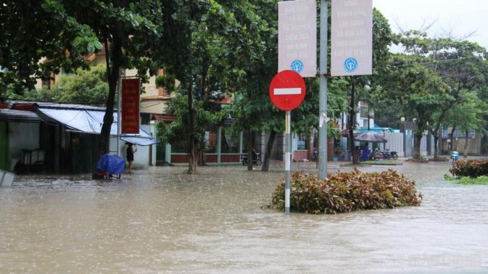 Các tuyến đường bị ngập sâu do mưa lớn kéo dài