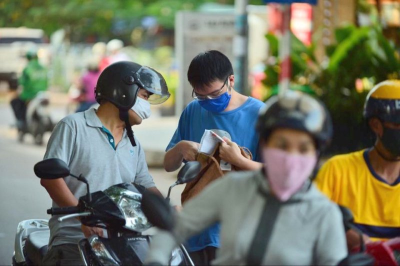 Tại các điểm thi, sau khi các thí sinh vào phòng thi, phụ huynh đều tập trung rất đông khu vực xung quanh cổng trường. Người đứng, người ngồi, người đi lại và trên gương mặt ai cũng hiện rõ vẻ đăm chiêu, nóng lòng đợi đến lúc con em mình bước ra khỏi phòng thi.
