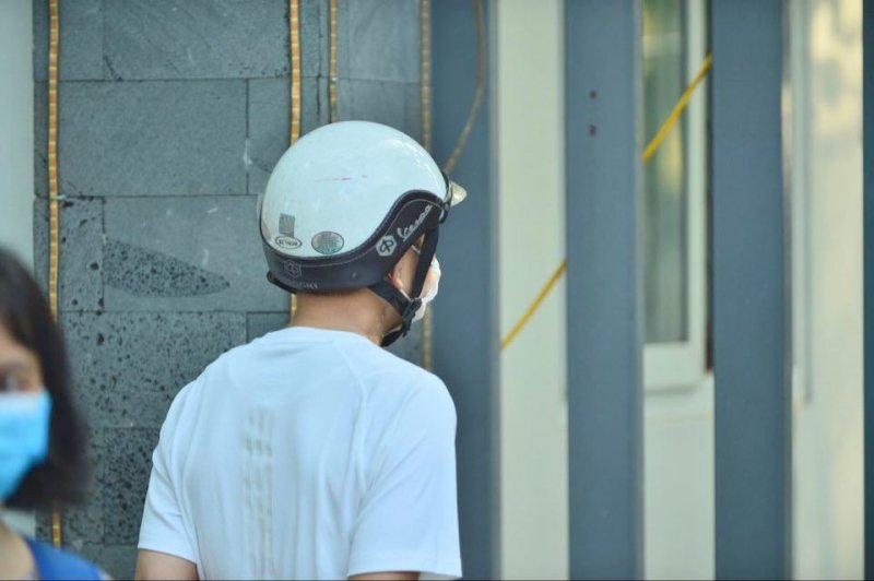 “Cả đời con có ngày thi quan trọng nhất nên tôi cũng chẳng yên tâm khi về nhà. Tôi muốn ở đây chờ thấy con bước từ phòng thi ra”, bà Hà chia sẻ.