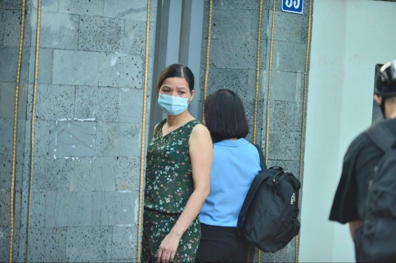 “Trước khi bước vào kỳ thi các thầy cô cũng dặn dò các con rất kỹ và phải chuẩn bị những gì để phòng chống dịch bệnh nên tôi cũng thấy yên tâm hơn”, bà Nhung bày tỏ.