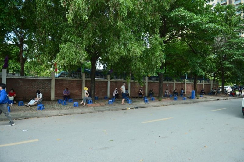 Ghế dành cho các phụ huynh ngoài cổng trường được sắp xếp xa nhau nhằm phòng chống dịch COVID-19.